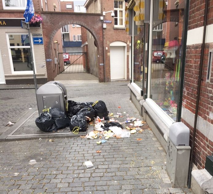 Het afval ligt op straat in Bergen op Zoom. Archiefbeeld.