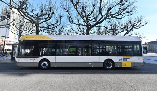 Meer dan veertig buslijnen verdwijnen: De Ridder duwt besparingen bij De Lijn door ondanks verzet