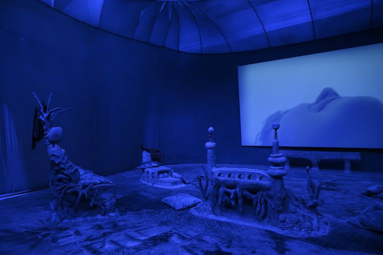Deep See Blue Surrounding You van Laure Prouvost. De tentoonstelling lijkt een Griekse mythe te vertalen naar een hedendaagse context van klimaatverandering. Beeld Cristiano Corte