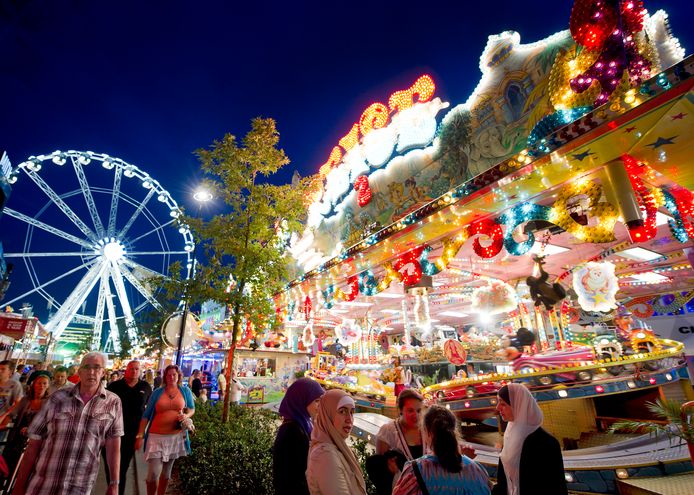 Kleine Kermis Tilburg Krijgt 50 Attracties Reuzenrad Blijft Twee Maanden Staan Kermis Tilburg Bd Nl