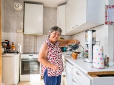 Maria (68) heeft pensioen en AOW, maar kan bijna niet meer rondkomen: 'Durf niet eens meer naar de huisarts’