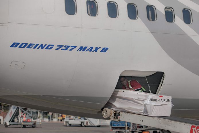 De kist met lichaam van Atsu werd gisteren ingeladen voor een Turkse vlucht richting Ghana.