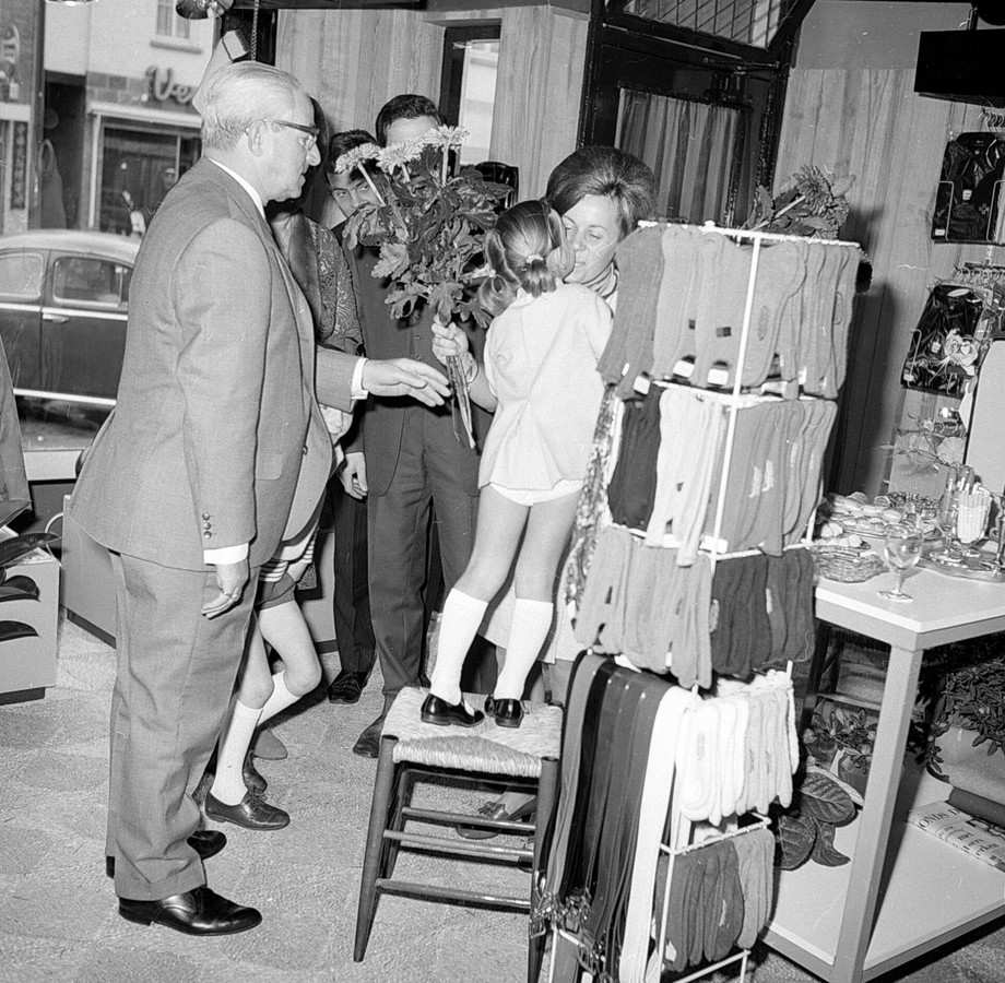 Kusje bij de opening van kledingzaak Dandy Foto bndestem.nl