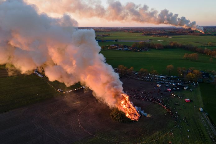 Het paasvuur in Dijkerhoek, Holten won vorig jaar de prijs voor ‘grootste vuur’, maar dat zit er dit jaar niet meer in.