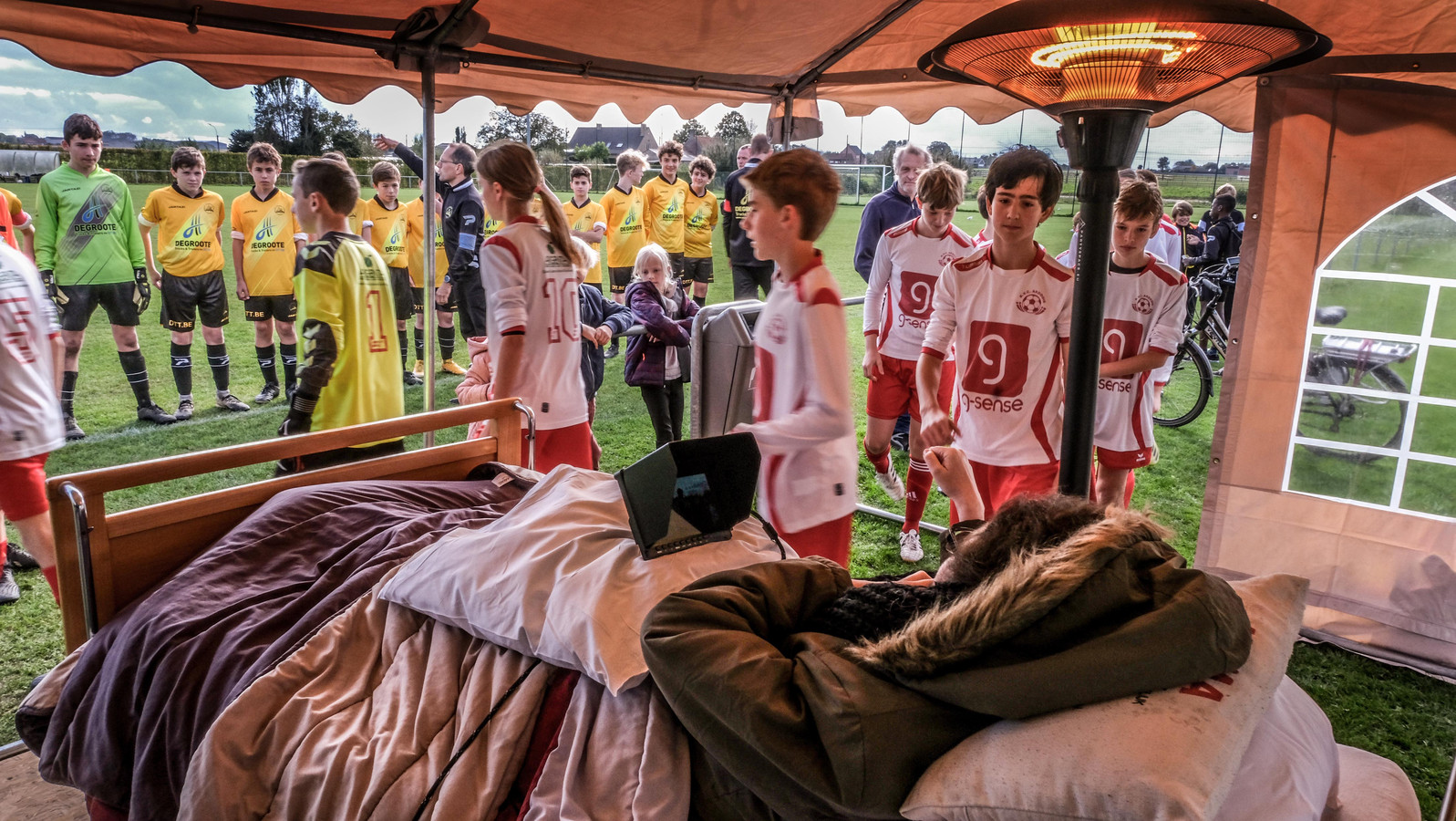 Een vuistje van alle spelers voor de match.