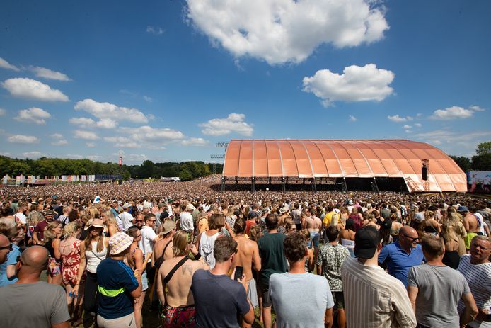 Enorme drukte bij de Alpha-tent tijdens het optreden van de Haagse formatie Goldband op de tweede dag van het driedaagse muziekfestival A Campingflight to Lowlands Paradise.