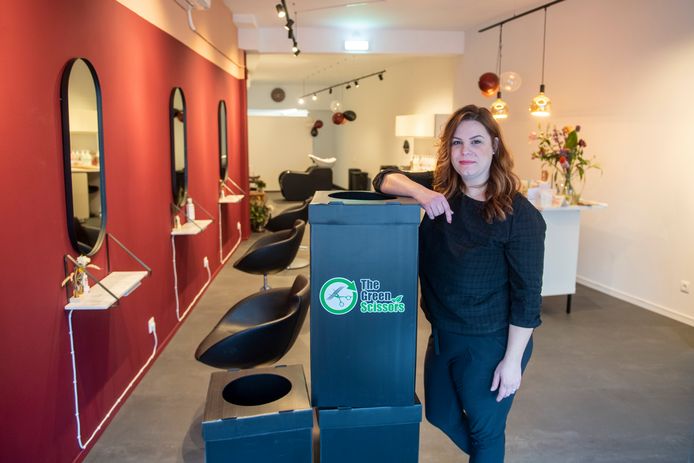 Marlot Wolters is een nieuwe kapsalon begonnen: Pure Hairstudio. Ze werkt met duurzame producten en recyclet afval zoals: haar, aluminium, scheermessen en plastic.