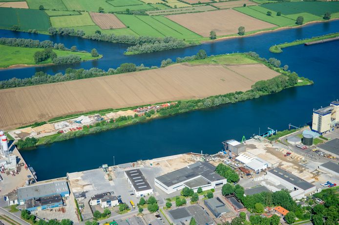 Haven van Heijen met het middenstuk tussen de haven en rivier de Maas waar de uitbreiding waar men de uitbreiding van de Haven wil maken.