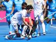 Roman Duvekot knokt voor de bal in de Pro League-match van de Red Lions in Londen tegen India.