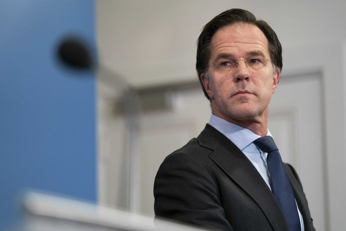 Ook als de avondklok wordt afgeschaft tot het hoger beroep, zouden Nederlanders zoveel mogelijk thuis moeten blijven, aldus Rutte. Hij deed een klemmende oproep daartoe tijdens een ingelaste persconferentie .