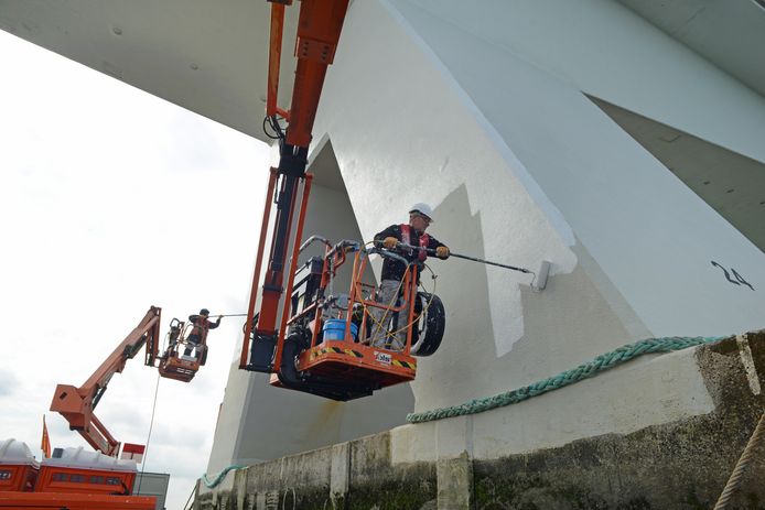 Pijler 24 wordt geschilderd tijdens de onderhoudsbeurt in 2018. Het onderhoud van de Zeelandbrug met zijn 54  A-vormige pijlers  loopt in de miljoenen.
