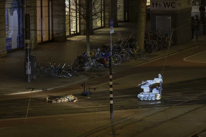 Even werd vermoed dat de verdachte -  die hier op straat ligt - explosieven bij zich had.