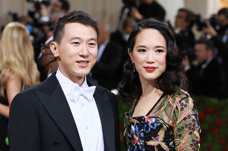 Tiktok-topman Shou Zi Chew en zijn vrouw Vivian Kao bij het Met Gala  in mei 2022 in New York City. Beeld WireImage