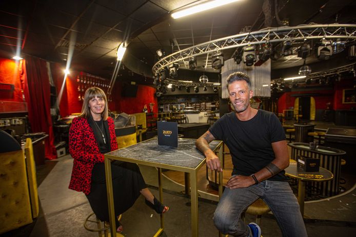 Organisator Siegriet De Schepper en dj Greg S in nachtclub Zuco waar eind deze maand de lessen zullen doorgaan.