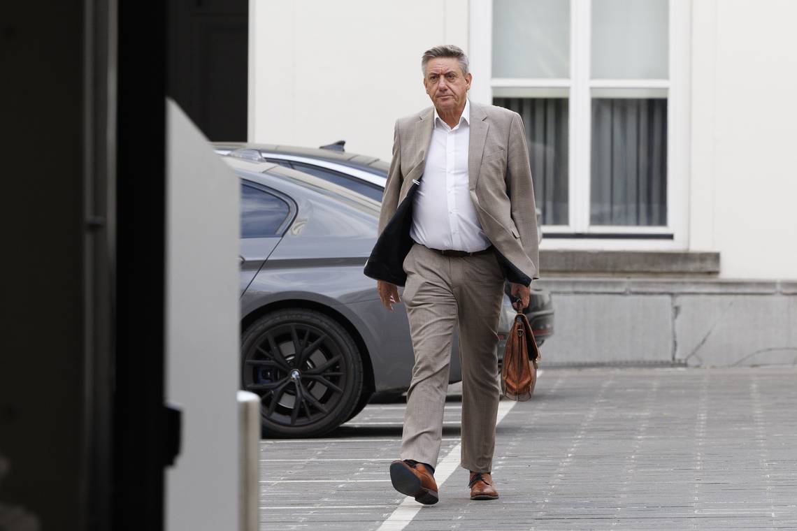 Minister van Financiën Jan Jambon wil Belgisch spaargeld wakker schudden