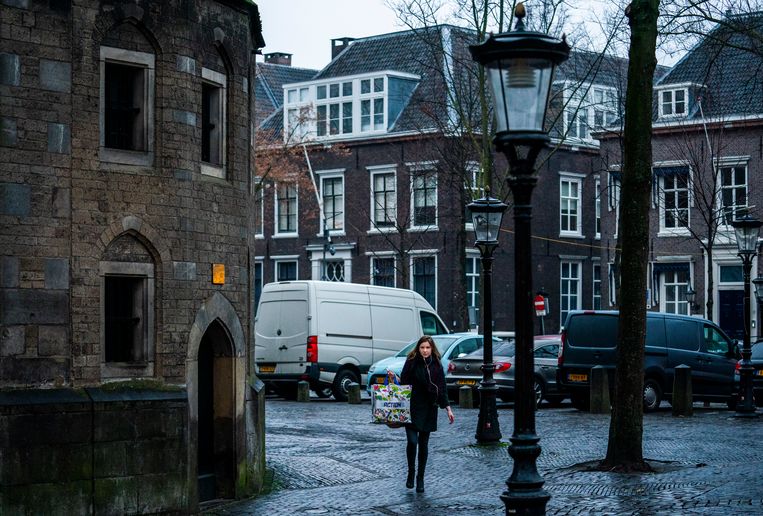 Auto's op het Janskerkhof. Binnenkort is het verboden er nog te parkeren. Beeld Freek van den Bergh