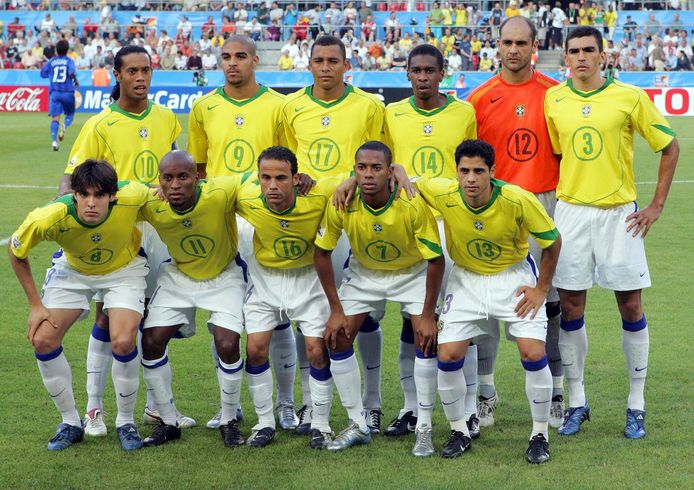 Cicinho als 'Goddelijke Kanarie' rechtsonderaan, op de Confederations Cup van 2005 in Keulen voor de aftrap van Brazilië - Japan.
