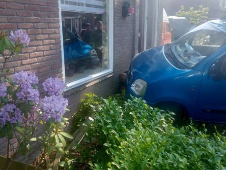 Auto rijdt tegen woning in Enschede, bestuurder ongedeerd