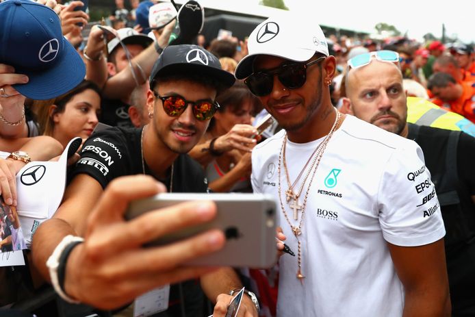 Een fan maakt een selfie op Monza met Lewis Hamilton.