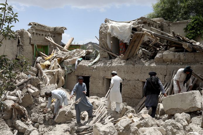 Afghaanse mannen zoeken naar overlevenden onder het puin, na de zware aardbeving van gisteren.