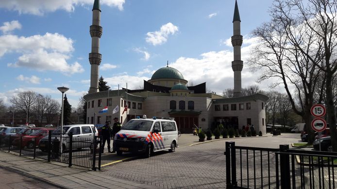 Politiebewaking bij de Süleymaniye Moskee in Tilburg.
