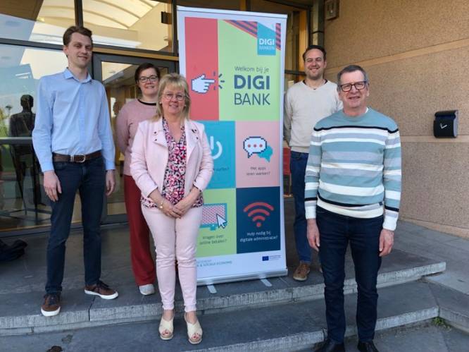 Zedelgem opent drie ‘digipunten’: “Zo leren we iedereen met een app te betalen of een opleiding te volgen”