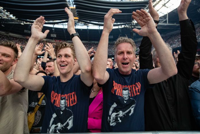 Hoewel het hem veel moeite kost, windt Bruce Springsteen het publiek toch om zijn vinger.