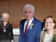 Gerhard Kruizinga ontving in bijzijn van naasten de koninklijke onderscheiding van burgemeester Erica van Lente (l).