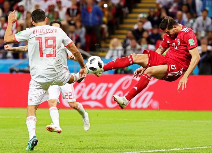 Saeid Ezatolahi in duel met Diego Costa tijdens het WK-groepsduel tegen Spanje.