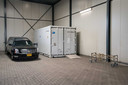 Een koelcontainer bij een uitvaartbedrijf, bedoeld om lichamen in te bezwaren.