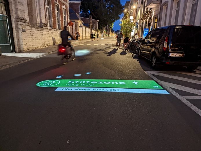 Met onder meer lichtprojecties in verschillende straten hoopt het stadsbestuur de problematiek rond nachtlawaai beter onder controle te krijgen.