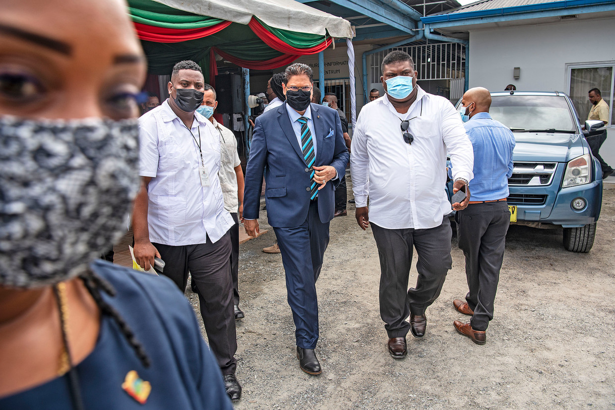De Surinaamse president Santoki bezoekt Wanica, omringd door bodyguards. Hij werkt aan een nieuw Suriname, maar er wordt nog steeds rekening gehouden met een aanslag. Beeld Guus Dubbelman / de Volkskrant