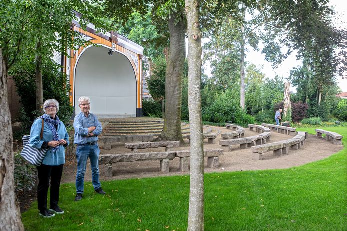Stadstuin de Schelp in Oosterhout hervat de activiteiten na een coronapauze. Annemieke de Jong en Ad Huysmans kunnen niet wachten. Sjaak Thomassen (op de achtergrond) zorgt dat alles er tiptop uitziet.