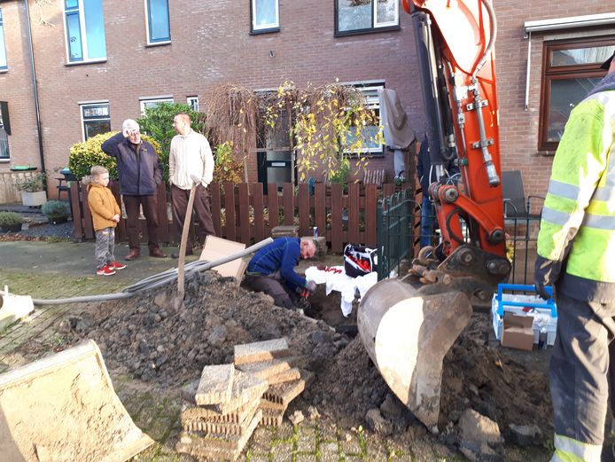 Stedin is bezig met reparatiewerk in de Roosendaelweg