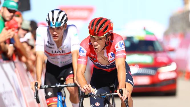 Remco Evenepoel kraakt na aanval Primoz Roglic in loodzware Vuelta-rit, maar behoudt rode leiderstrui