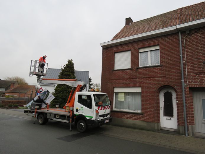 Medewerkers van de stad waren donderdag al bezig met enkele voorbereidende werken voor de sloop.