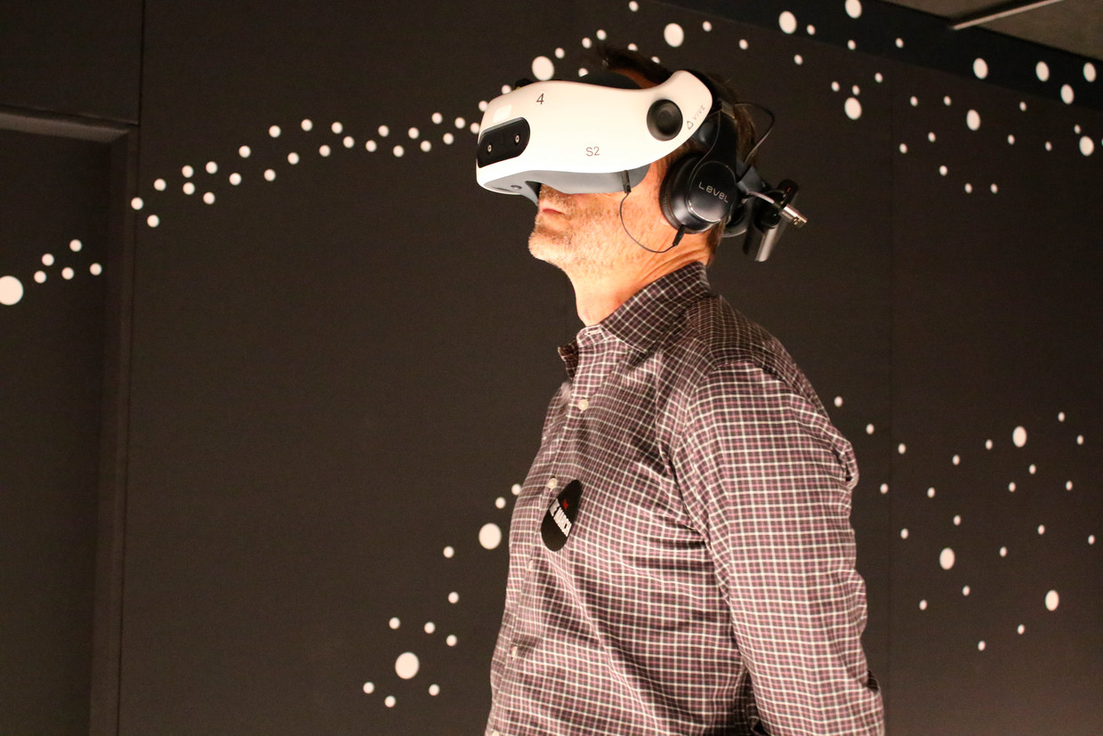 Een bezoeker van een virtuele expo in Chicago. Beeld AP