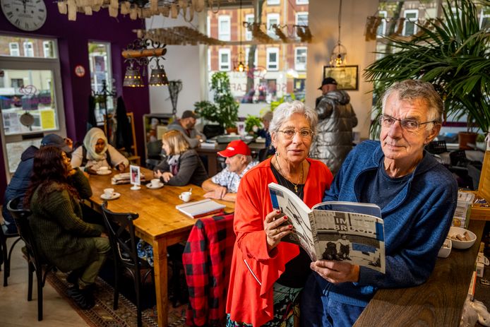 Sjaak en Clara Sies in het sociaal-café Onder de Oranjeboom met hun boek.