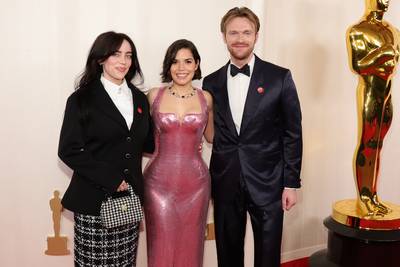 Glitter en roze domineren op rode loper Oscars