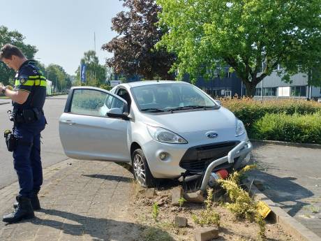 Auto's botsen tegen elkaar in Doetinchem, bijrijder raakt gewond