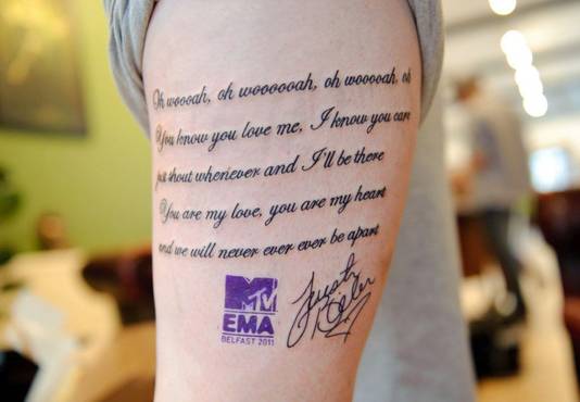 Fan Laat Songtekst Van Justin Bieber Tatoeeren Show Pzc Nl