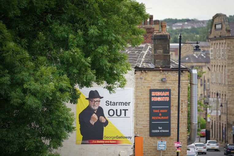 Een poster van George Galloway in Batley and Spen.  Beeld Getty Images
