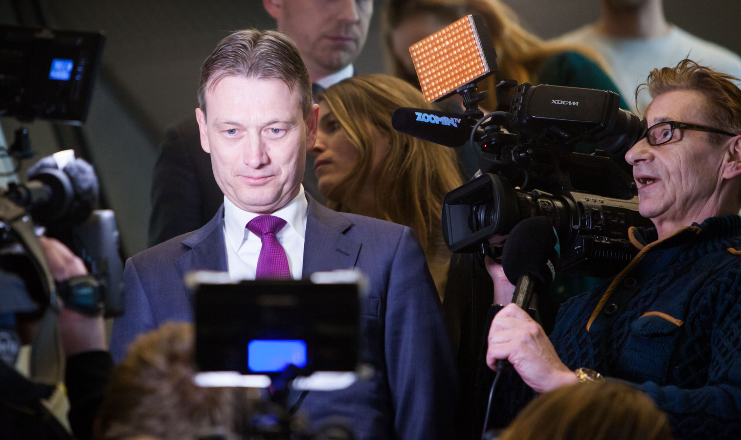 Halbe Zijlstra staat in de schijnwerpers, kort nadat hij zijn aftreden heeft bekendgemaakt. Rutte is nu zijn politieke maatje kwijt.