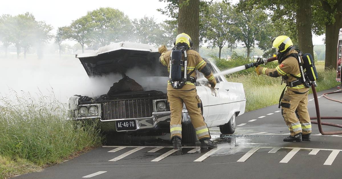Net opgeknapte oldtimer wordt rokend wrak: vuur verwoest auto in Vlijmen
