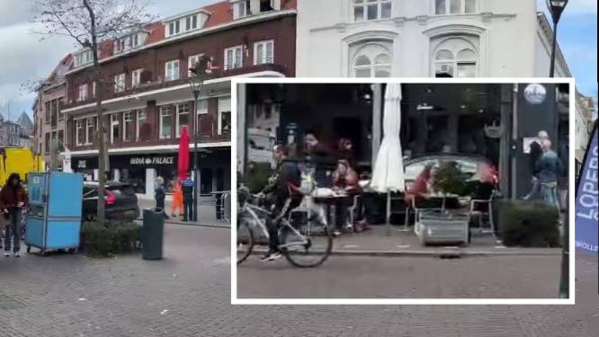 Oeps: auto midden op terras in Zwolle geparkeerd (maar wel met een briefje)