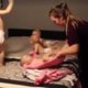 Video: moeder probeert drieling en peuter tegelijk aan te kleden
