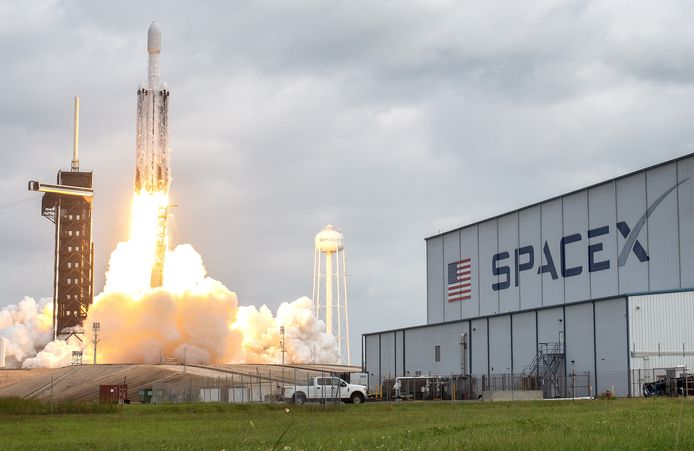 Archiefbeeld ter illustratie. Een Falcon 9-raket van het commerciële ruimtevaartbedrijf SpaceX moet de satelliet lanceren vanop de militaire basis Vandenberg in de Amerikaanse staat Californië