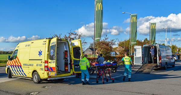 Motorrijder gewond door botsing met auto bij McDonald's in Heteren