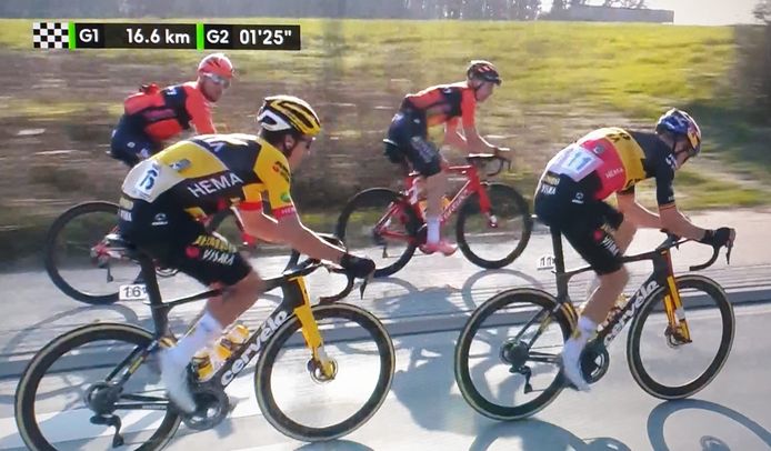 Tjörven Cleenewerck uit Kuurne en Jochen Deweer uit Harelbeke fietsten een eindje mee naast Wout van Aert.