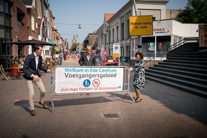 Jan Pieter van der Schans (links): ,,Vanaf 1 december 150 euro boete bij illegaal rijden in voetgangersgebied in centrum Ede."